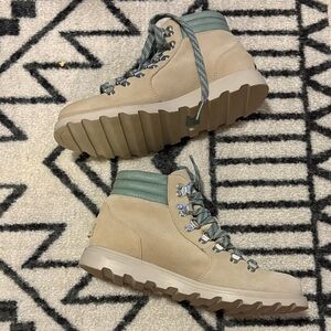 EUC Sorel Tan and Green Women’s Boots - size 8